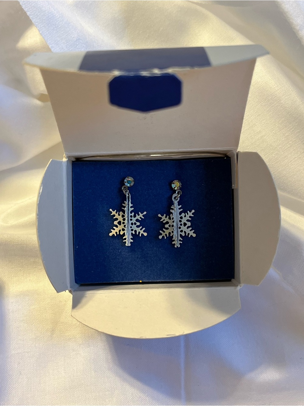 NIB Avon snowflake earring